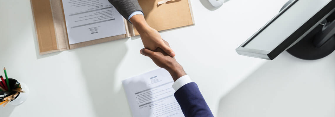 employment-handshake Временный вид на жительство на основе трудоустройства